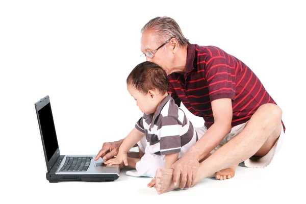 Bebé aprender a usar un ordenador portátil — Foto de Stock