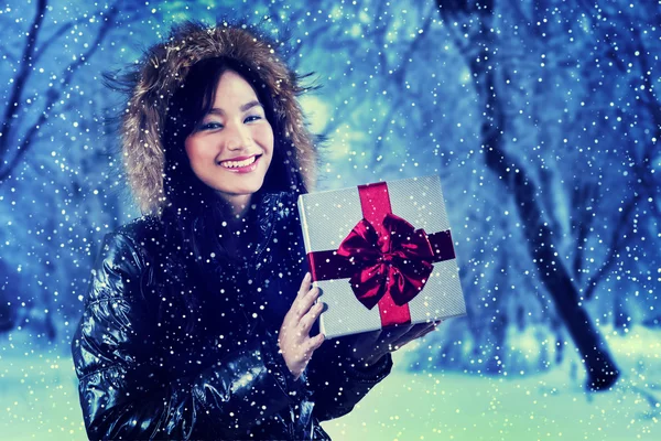 Vrolijk meisje houdt een doos van de gift — Stockfoto