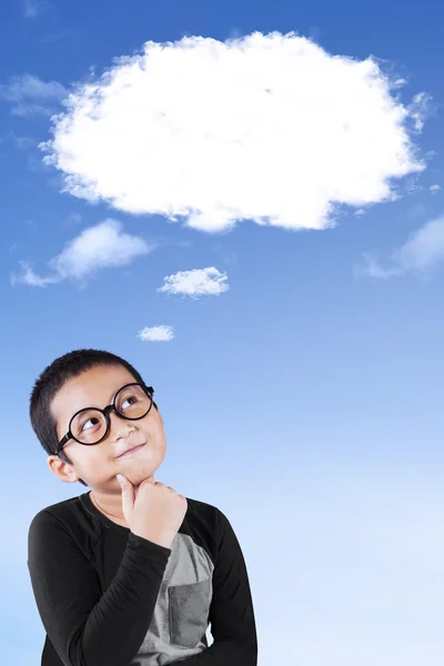 Boy thinking with a thought bubble — Stock Photo, Image