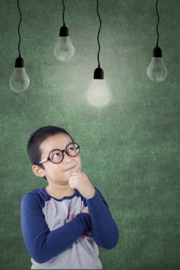 Lambaya bakarken seçim olan çocuk