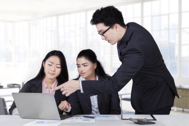 Toplantı içinde laptop işaret Yöneticisi