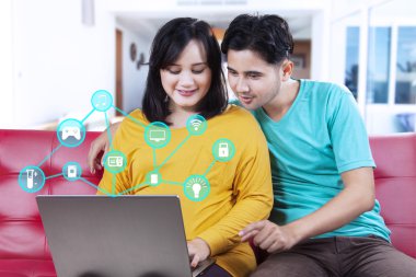 Akıllı ev sistemi ile dizüstü bilgisayar kullanarak çift