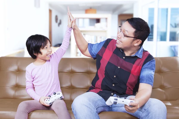 Pai e filha jogando videogames — Fotografia de Stock