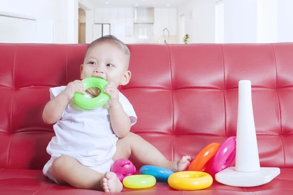 Bebê joga brinquedos coloridos — Fotografia de Stock