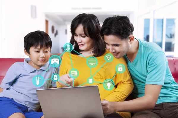 Familie met behulp van slimme huissysteem op laptop — Stockfoto