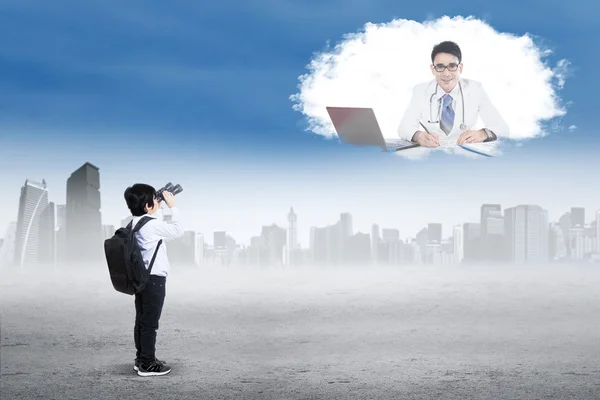 Studentessa looking un medico a cielo — Foto Stock