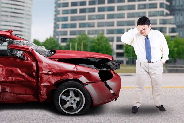 Übergewichtige Person und beschädigtes Auto — Stockfoto