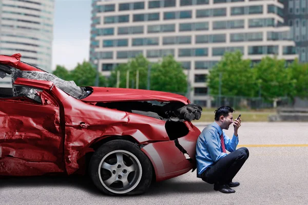 Wütende Person und beschädigtes Auto — Stockfoto