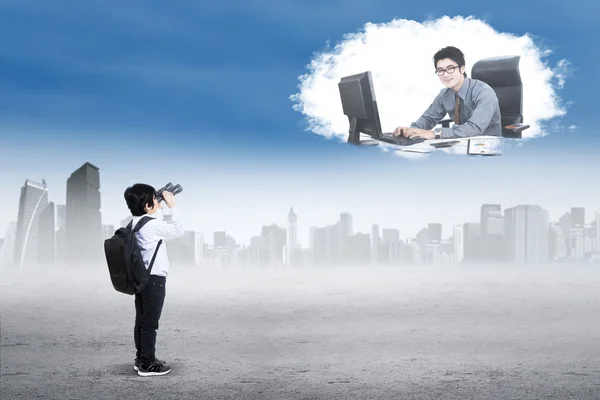 Niño mirando empresario en el cielo — Foto de Stock