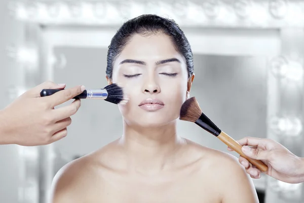 Asiatisk kvinna med makeup artist händer — Stockfoto