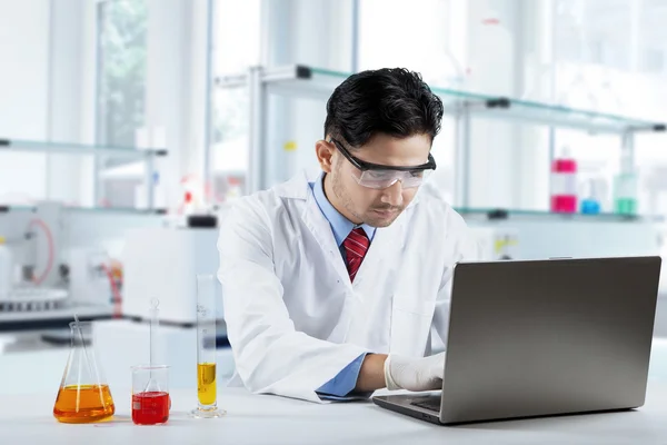 Científico trabajando en el laboratorio con portátil — Foto de Stock