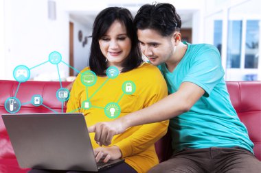 Akıllı ev denetleyicisi dizüstü kullanarak çift