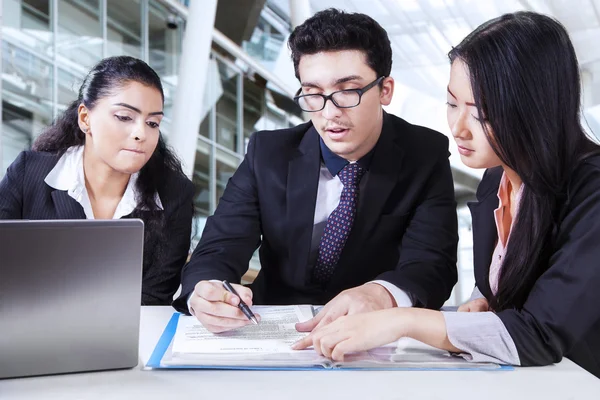 Parceiros de negócios lendo contrato comercial — Fotografia de Stock