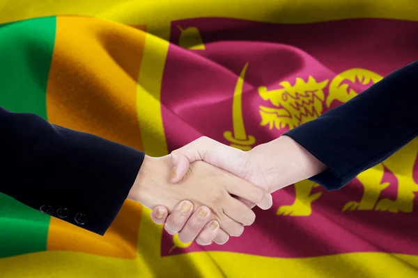 Переговорное рукопожатие с флагом Шри-Ланки — стоковое фото
