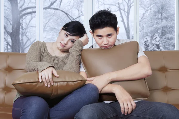 Asiática pareja looks aburrido en casa —  Fotos de Stock