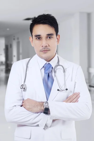 Asiatico medico standing in il clinica corridoio — Foto Stock