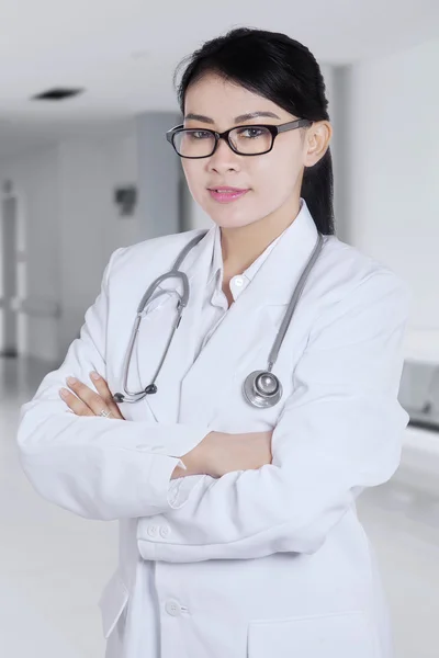 Beautiful female doctor standing in hospital — Stock Photo, Image