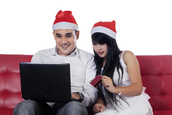 Coppia shopping online per il giorno di Natale — Foto Stock