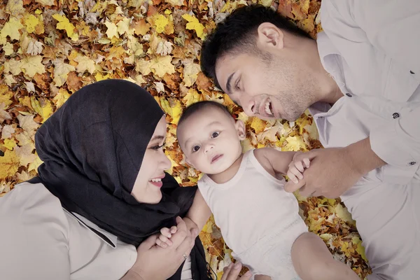 Lindo bebé y padres en hojas de otoño —  Fotos de Stock