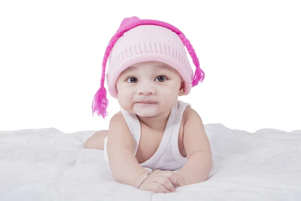 Carino bambino con cappello sul letto — Foto Stock