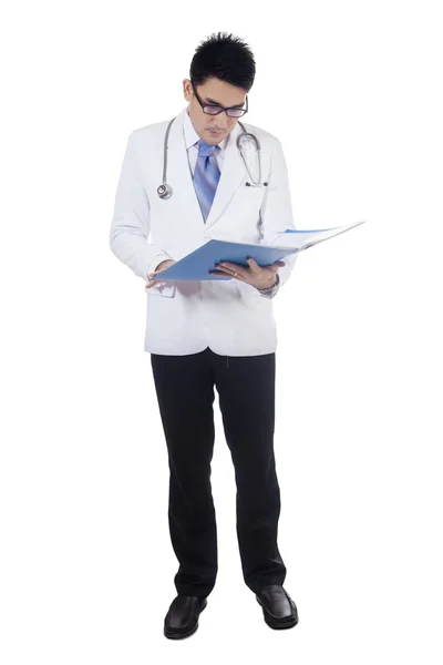 Dokter leest medische record document — Stockfoto