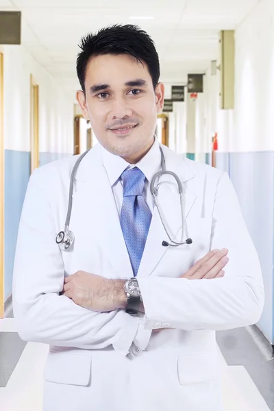 Docteur souriant dans le couloir de l'hôpital — Photo