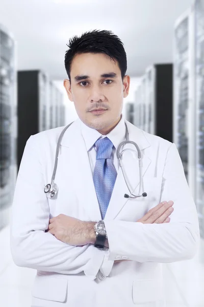 Médico em pé na sala do servidor — Fotografia de Stock