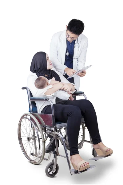 Врач разговаривает с матерью-инвалидом — стоковое фото