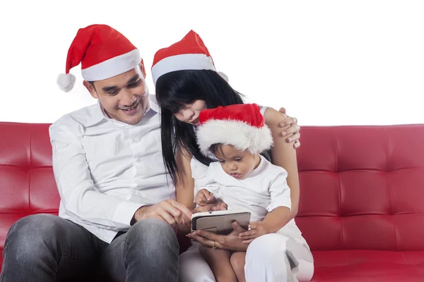Aile ile Noel Baba şapkası tablet kullanma — Stok fotoğraf