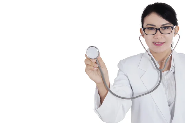 Femme asiatique médecin avec stéthoscope — Photo