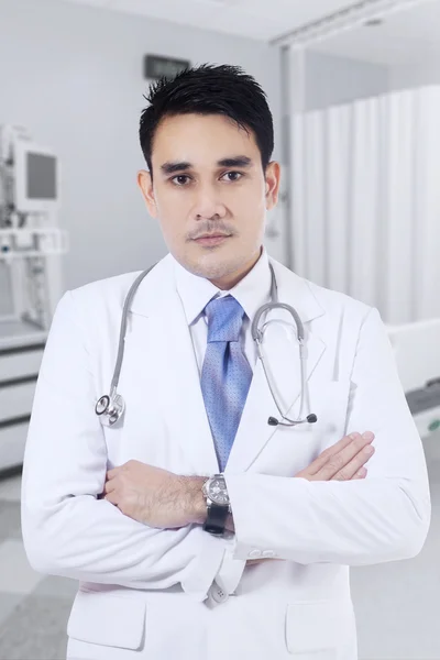 Male doctor standing in clinic room — Stock Photo, Image