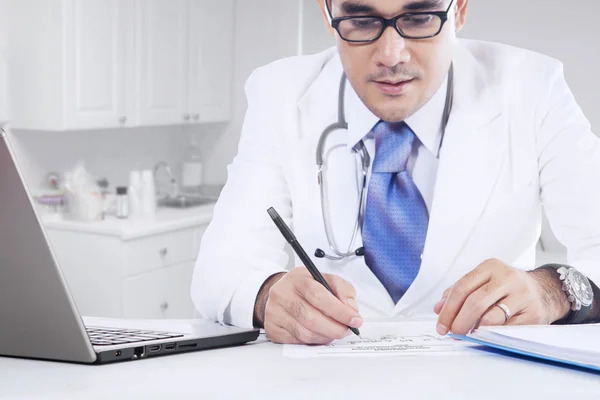 Male doctor writes medicine recipe — Stock Photo, Image