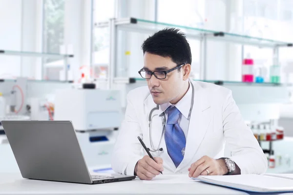 Médico médico escreve prescrição em laboratório — Fotografia de Stock