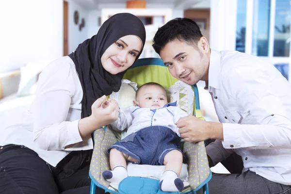 Мусульманская семья и их сын в коляске — стоковое фото