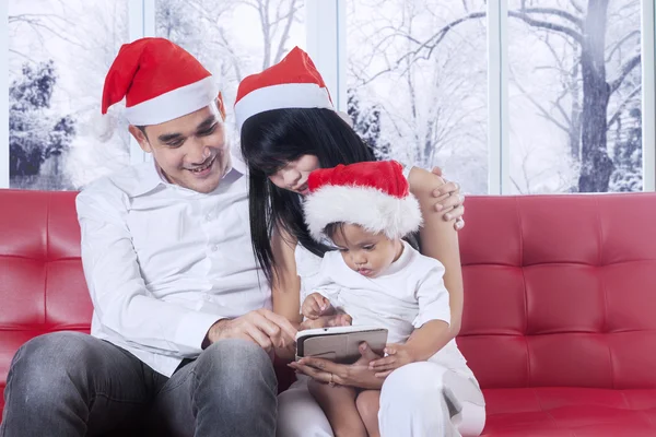 Ouders en dochter samen met behulp van een tablet — Stockfoto