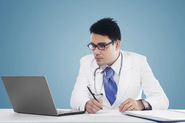 Il medico fa prescrizione con notebook — Foto Stock