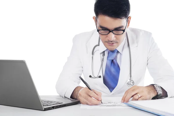 Médico profissional que escreve prescrição — Fotografia de Stock