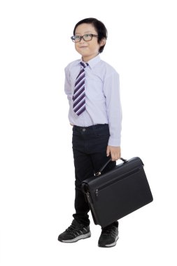 Küçük girişimci Studio çanta taşıyor