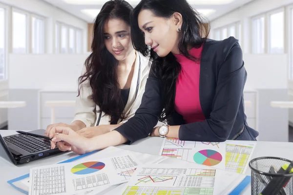 Asiatische Geschäftsfrauen arbeiten mit Laptop — Stockfoto