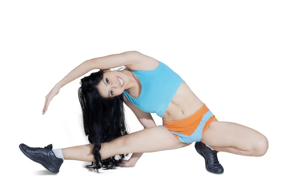 Attraktiv kvinna stretching hennes kropp — Stockfoto
