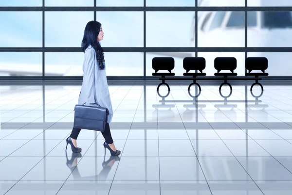 Бізнес-леді, що ходить в аеропорту — стокове фото