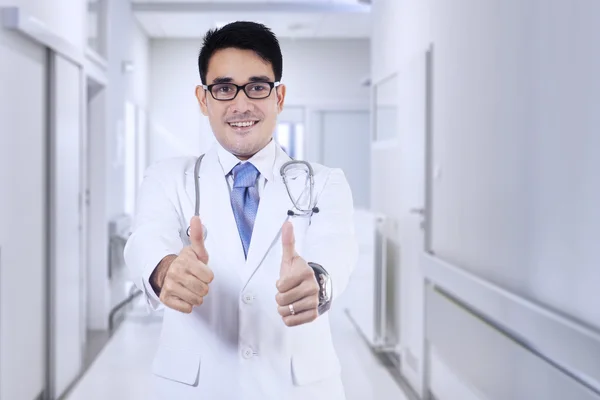 Le docteur montre les pouces dans le couloir de l'hôpital — Photo