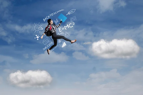 Mujer estudiante salta en el cielo —  Fotos de Stock