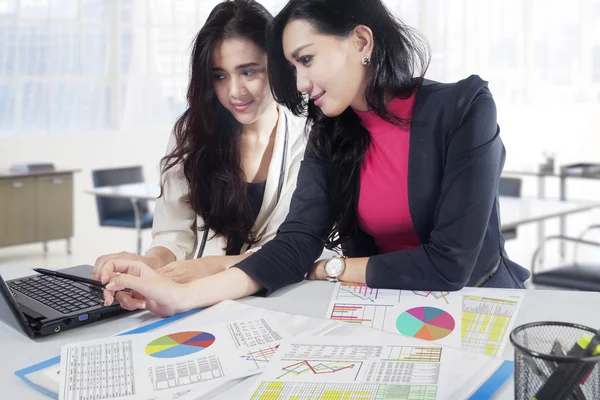 Arbeitnehmerinnen mit Papieren im Büro — Stockfoto