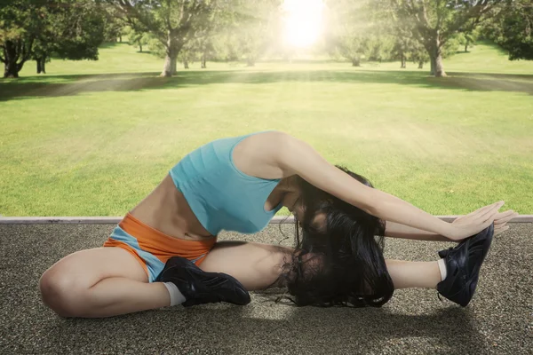 Uygun kadının Park'ta egzersiz yapması — Stok fotoğraf