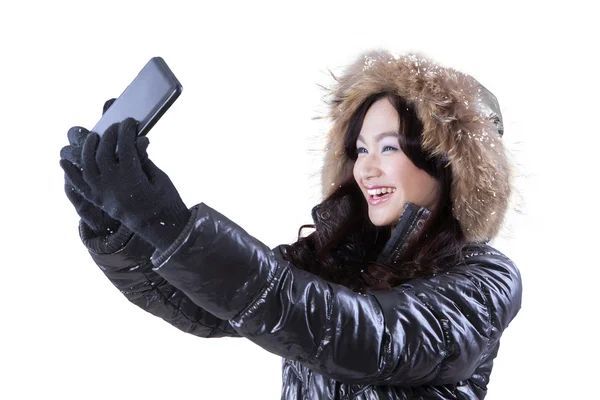 彼女の携帯電話で selfie を取っている女の子 — ストック写真