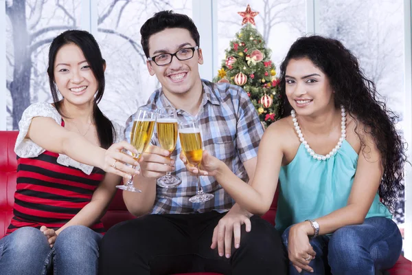 Glückliche Freunde genießen Weihnachten — Stockfoto