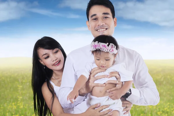 Padres felices y su hijo en el campo — Foto de Stock