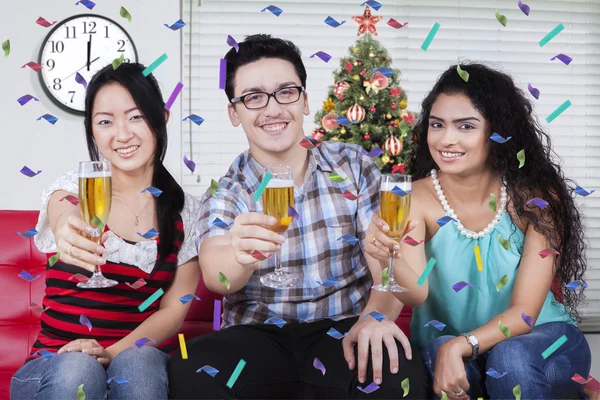 Gente feliz celebrando la Navidad — Foto de Stock