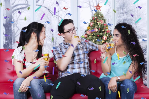 Gente feliz bebiendo champán — Foto de Stock